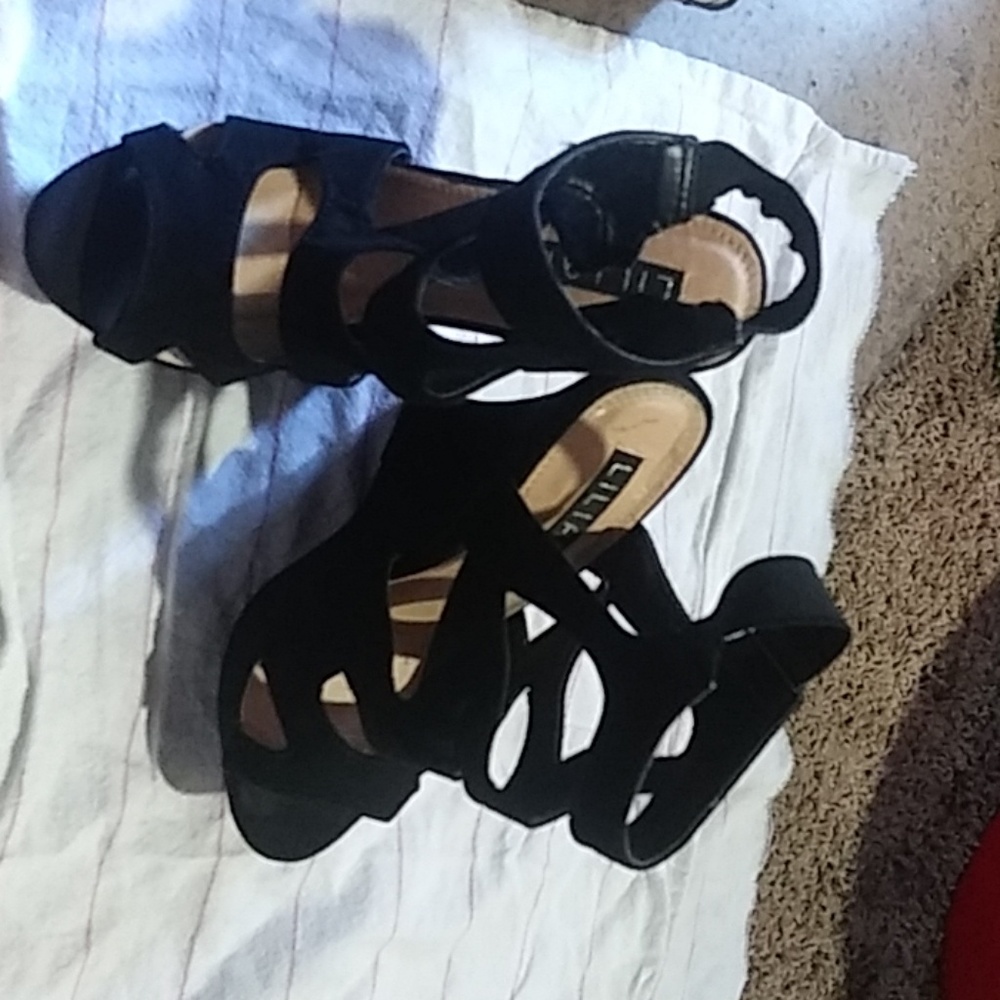 Liliana black wedges